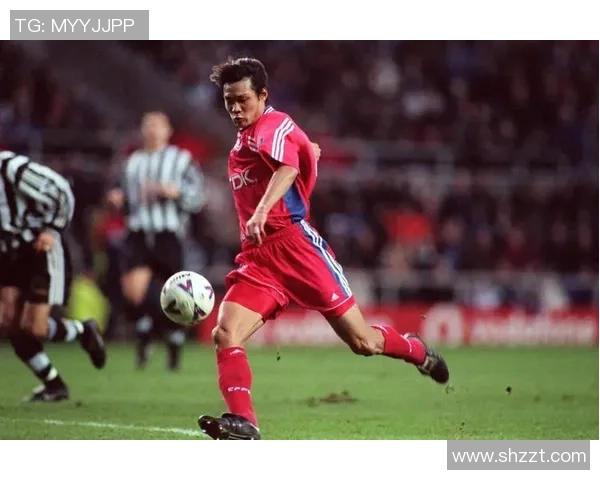 追梦球场：一位足球明星的校园生活与成长故事